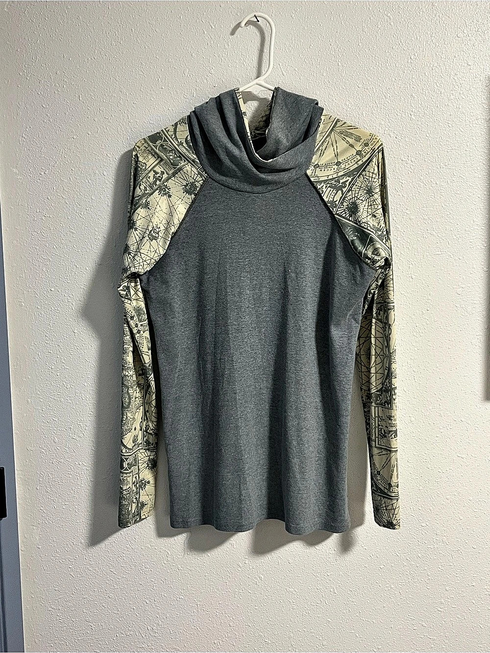 Hooded Tunic Gray & Green Size Medium